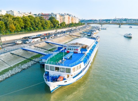Budapešť originálne na lodi vo Fortuna Boat Hoteli *** s polpenziou a vínom.
