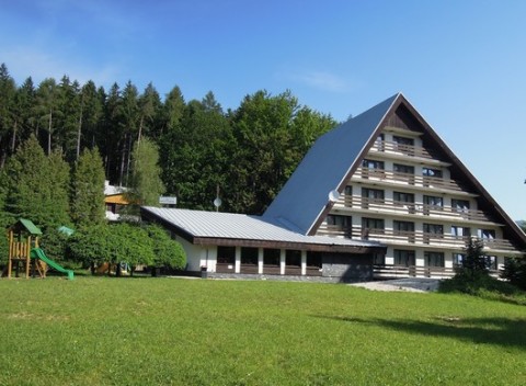 Dovolenka v blízkosti lesa s ideálnou polohou na turistiku v hoteli Junior Piatrová** s polpenziou.