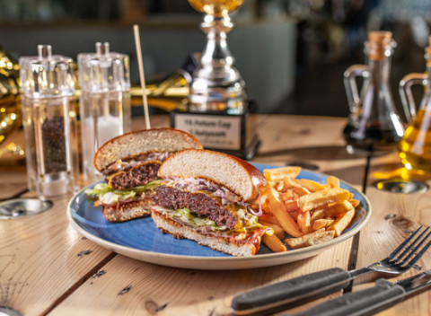 Americká fastfoodová pochúťka - hovädzí burger s hranolkami v MARI KIRI.