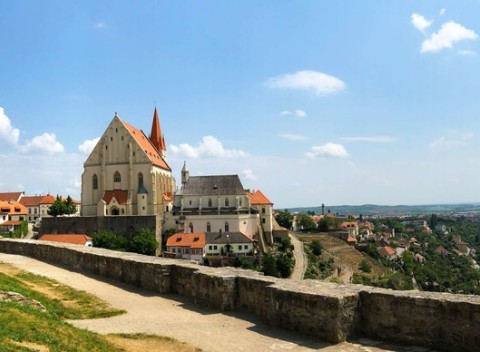 Pobyt na Morave v Znojme s polpenziou a zľavou do rakúskeho termálneho kúpaliska Laa an der Thaya.