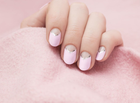 Krásne gélové nechty, japonská manikúra alebo spevnenie prírodného nechta gélom.