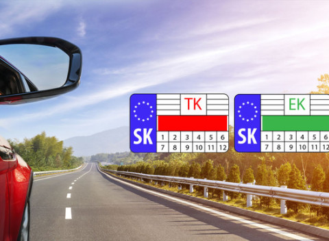 Technická a emisná kontrola osobného vozidla alebo nákladného vozidla.