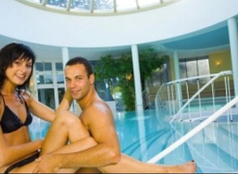 Wellness Allmer Hotel**** na 3 dni pre 2 osoby v krásnom prostredí. Máte voľný vstup do krytého panoramatického bazéna, sauny, bylinkového parného kúpeľa, laconia a posilňovne. Teraz len za 204.90 € a dieťa do 3 rokov zdarma !