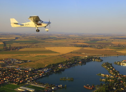 Zážitkový let s možnosťou pilotovania lietadla -  nezabudnuteľné výhľady ponad krásy Slovenska.