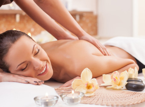 Ayurvédska masáž so špeciálnou masážou chrbta. Relaxačná procedúra pre uvoľnenie celého tela.