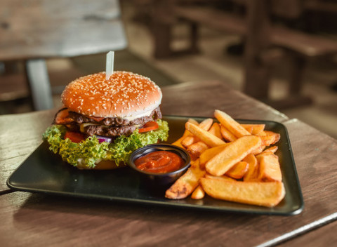 Klasik alebo XXL burger v Staromeštianskej pivotéke. Pripravte si chuťové bunky na kvalitné hovädzie mäso so slaninkou v čerstvej žemli. 