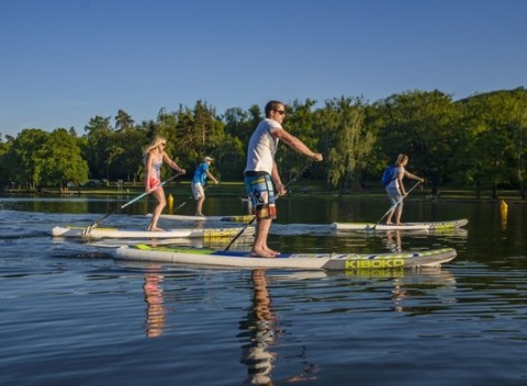 Dokonalé spojenie športu a relaxu: Netradičný splav na paddleboardoch aj pre začiatočníkov.