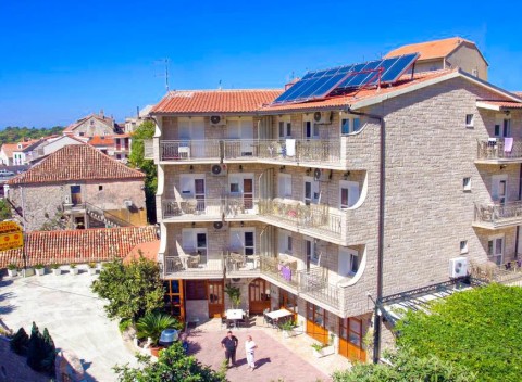 Chorvátsko v Hoteli Makarska *** + raňajky či polpenzia len 350 metrov od mora.