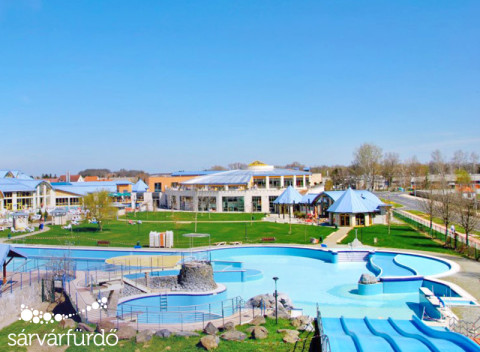 Maďarsko: kúpeľný Sárvár v hoteli Aqua Sárvár neďaleko termálov s raňajkami.