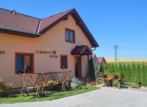 Vysoké Tatry v Penzióne Limbový dvor s raňajkami, vínom a zľavami do aquaparkov.