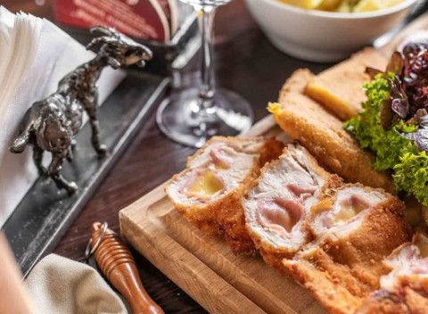 Neodolateľná takmer 2-kilová mäsová misa pre 4 osoby či 900 g misa pre 2 v reštaurácii Kozia brána.