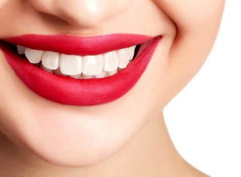 Dentálna hygiena a bielenie zubov pre žiarivý a zdravý úsmev.