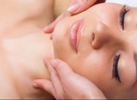 Luxusný Anti-Aging program pre krásnu pleť bez vrások. Celosvetovo ocenené a patentované luxusné kozmeceutiká s reťazcami biopeptidov, biocollagénu a Nano vody = vaša premena. Teraz len za 12,50€ !