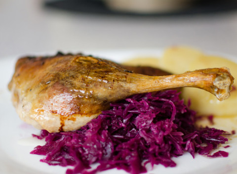 Chrumkavá kačacinka a víno pre 2 osoby v rodinnej reštaurácii Zlatá Lipa II.