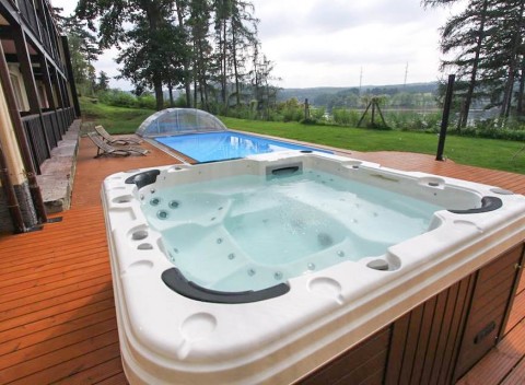 Orlická priehrada v apartmánoch Yacht Club Radava + polpenzia, bazén a sauna.