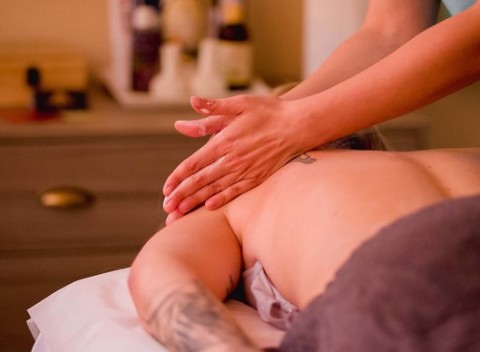 Masáže s terapeutickými olejmi DoTerra. Nechajte svoje telo zahaliť do produktov prírody!