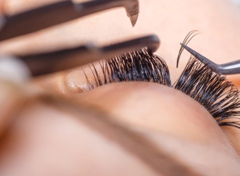 Ultraľahké 3D riasy alebo 4D riasy pre dokonalé splynutie a prirodzený vzhľad.