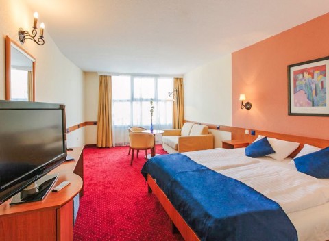 Maďarsko luxusne v Hoteli Mediterran **** s raňajkami a vírivkou + dieťa zdarma.