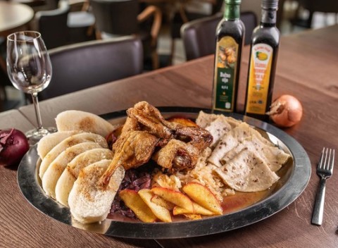 Chrumkavá pečená kačica pre 4 osoby v   75 RESTAURANT & BEER.