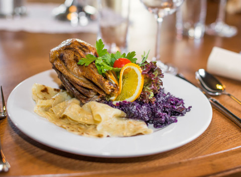 Pečená kačka s lokšami priamo v areáli Bratislavského hradu v reštaurácii Hradná Hviezda.