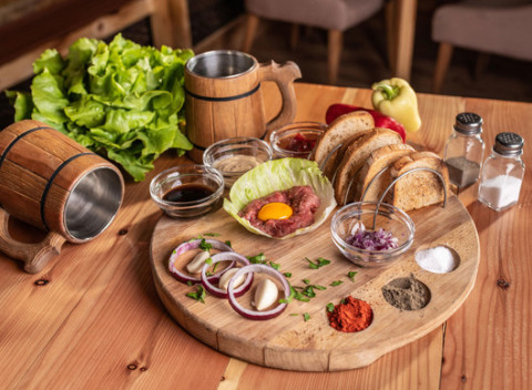 Nefalšovaný tatarák z pravej sviečkovice v piatich pivárňach v Bratislave.