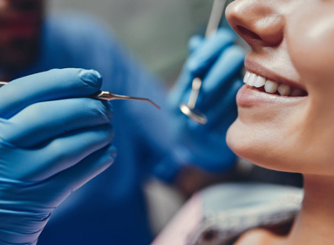 Komplexná dentálna hygiena s fluoridáciou + medzizubná kefka zadarmo v dentálnom centre VeroNa.