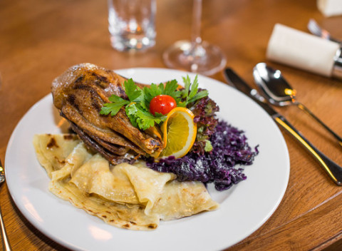 Pečená kačka s lokšami priamo v areáli Bratislavského hradu v reštaurácii Hradná Hviezda.