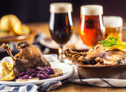 Chrumkavá pečená domáca kačica s kapustou i knedľou v 5 pivárňach.