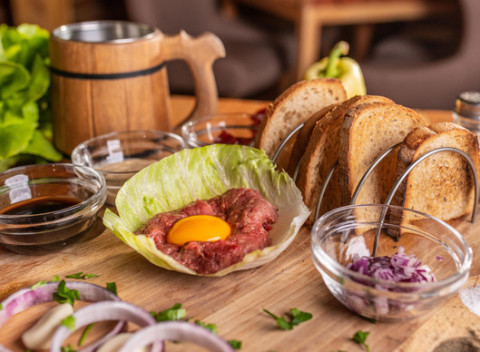 Nefalšovaný tatarák z pravej sviečkovice v piatich pivárňach v Bratislave.