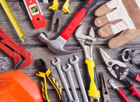 Sada 186 dielov náradia v praktickom kufríku na kolieskach vhodná nielen pre domácich kutilov.