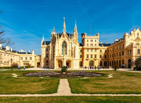 Romantika v rozprávkovej obci Lednice v blízkosti zámockého parku s polpenziou.