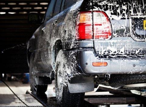 Žiarivo čisté a voňavé auto Kompletné umytie interiéru a exteriéru vozidla