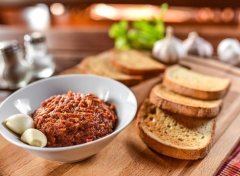 Tradičná pochúťka - tatarák z kvalitného hovädzieho mäsa v Starohájskej pivárni v Petržalke.