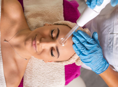 Komplexné hĺbkové ošetrenie pleti v novootvorenom salóne. Kozmetické ošetrenie podľa výberu.