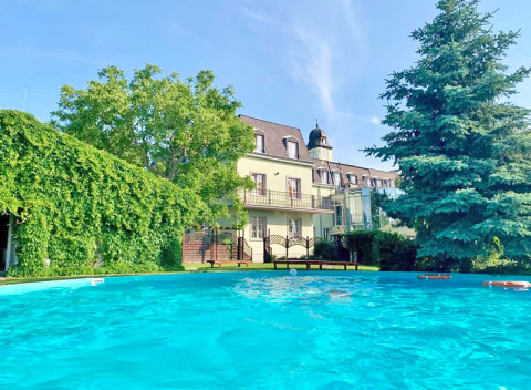 Bratislava v 4* hoteli v zámockom štýle s požičaním bicyklov, bazénom a raňajkami/polpenziou.