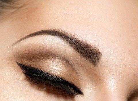 Krásna nielen do spoločnosti Airbush make up a úprava obočia HD Brows