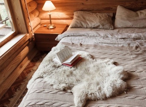 Pravá ovčia kožušina, ktorá premení váš dom na útulný a hrejivý.