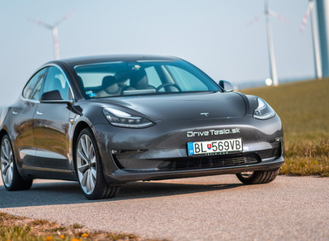Zažite dychberúce zrýchlenie a technológiu 21. storočia s unikátnou Teslou Model 3.