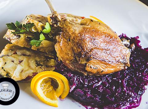 Vychutnaj si šťavnatú kačku Kačacie stehno s domácou viedenskou knedľou a