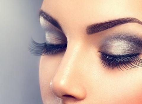 Očarujúco zvodný pohľad Permanentný make up obočia alebo  4D mihalnice