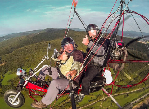 Zážitkový let v okolí  Trenčína – nezabudnuteľný motorový tandemový paragliding.