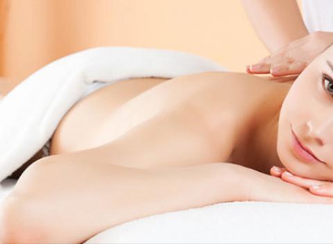 Zbavte sa stresu a bolestí Klasická masáž chrbta a šije alebo medová masáž