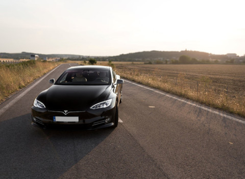 Zažite jazdu, akú ste ešte nezažili na Tesle v modeli S 90D -  auto priamo z budúcnosti.