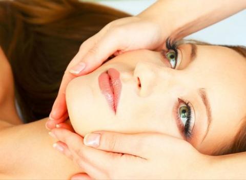 Hĺbkové ošetrenie pleti Prebuďte, rozjasnite a omlaďte svoju tvár