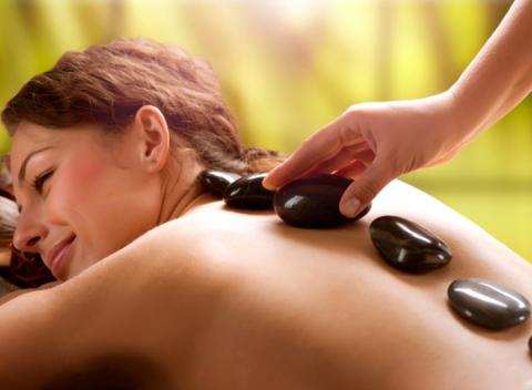 Zbavte sa únavy a stresu Klasická masáž či masáž lávovými kameňmi 