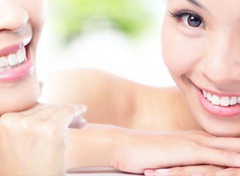 Krásny a žiarivý úsmev Bieliace pásiky Bright White, zubná pasta - darček