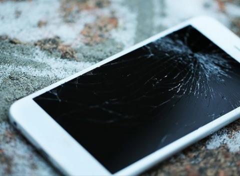 Profesionálny servis iPhone Výmena rozbitého predného skla na iPhone 6  