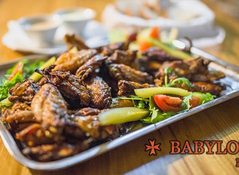 Grilované kuracie krídelka Príjemné prostredie so zimnou záhradou a  krbom