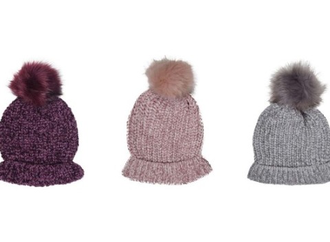 Či je zima, či je mráz, čiapky treba vybrať zas...  Dámske čiapky s brmbolcom.