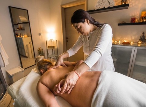 Pravé ayurvédske masáže od masérky z Indie - postará sa o vašu stratenú rovnováhu a pomôže od bolesti.
